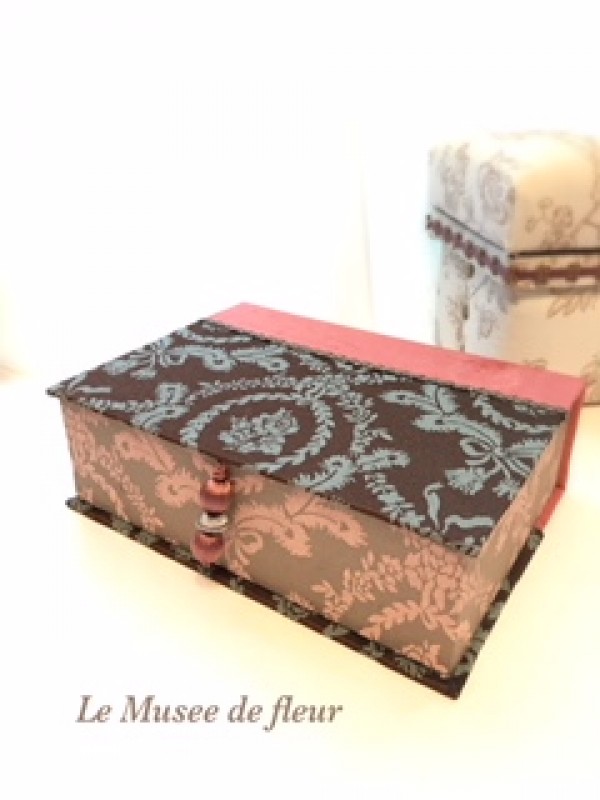 ブック型ボックスは、アクセサリーボックスとしてお母様へプレゼントサムネイル