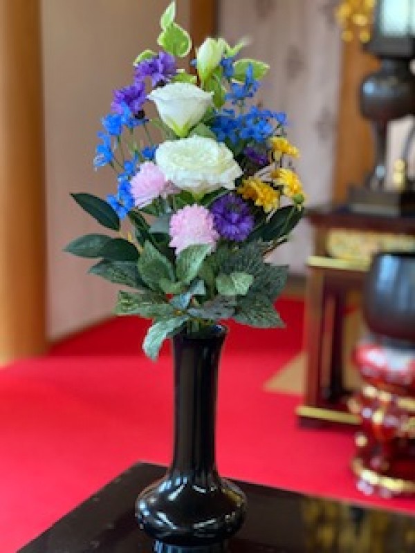 お寺様のご本尊と脇檀の仏花を製作させていただきました。サムネイル