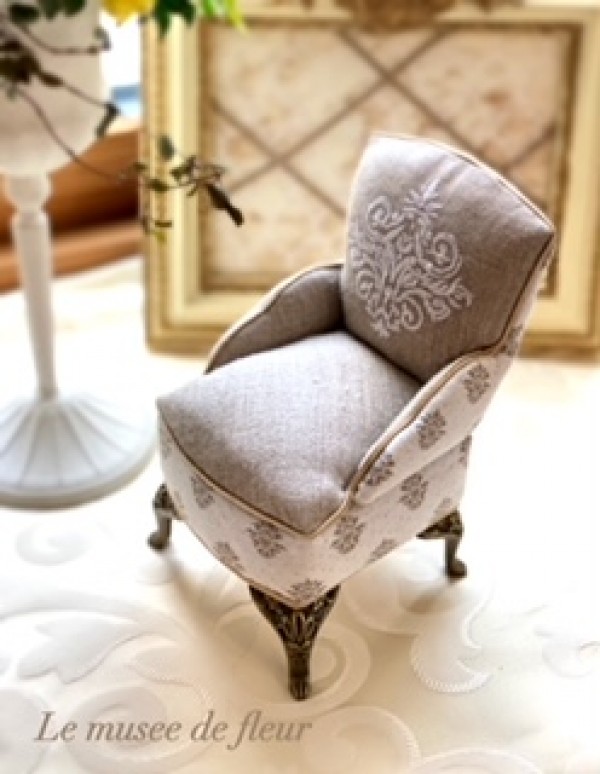 上質な生地を贅沢に使われたミニチュアの椅子サムネイル